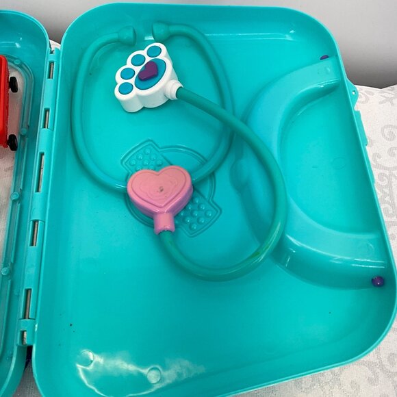 Disney Doc McStuffins Toy Doctor Set With Mini Figures & Accessories - Picture 3 of 3